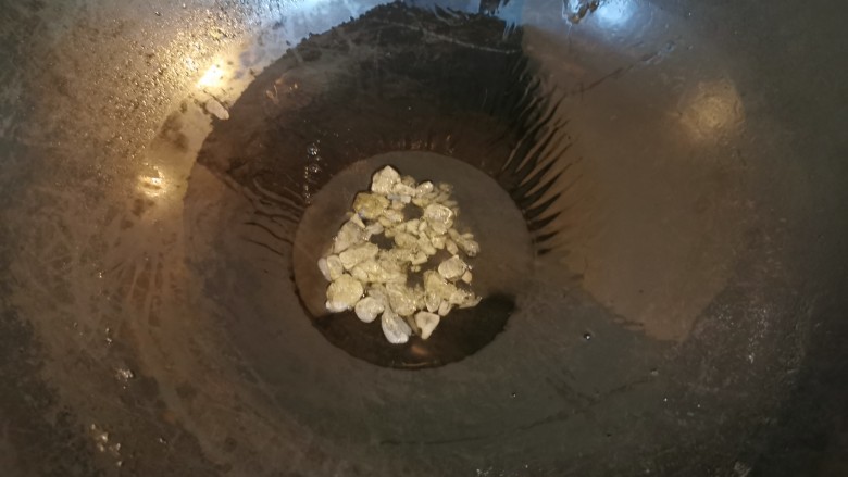 香辣卤鸡爪,中小火热油，加入适量冰糖炒化