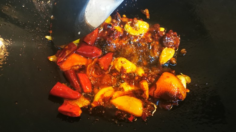 香辣卤鸡爪,继续加入八角、香叶、陈皮以及适量干花椒、干红辣椒翻炒