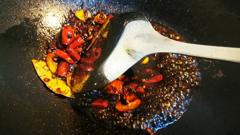 香辣卤鸡爪,再加适量生抽调味、老抽调色