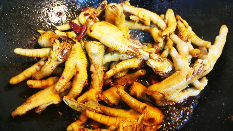香辣卤鸡爪,将鸡爪倒入锅中和配料一起翻炒一会儿