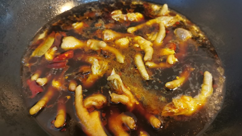香辣卤鸡爪,加入适量清水，再调适量盐和陈醋