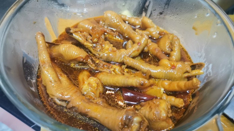 香辣卤鸡爪,和卤水一起盛起来，让鸡爪在卤水里再浸泡5-10分钟