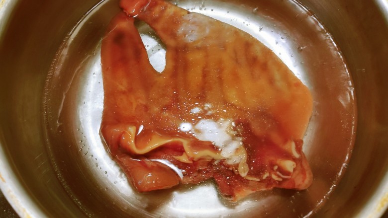凉拌猪耳朵,<a style='color:red;display:inline-block;' href='/shicai/ 4415'>猪耳朵</a>从真空袋子里取出 放入开水中汆烫