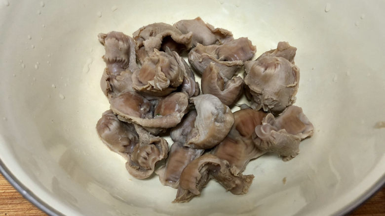 凉拌鸡胗➕ 飞来为尔系彩丝,取大概160g煮好的鸡肫,如果想让鸡肫更脆,可以捞出浸冰水