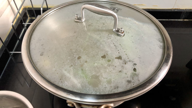 酸豆角炒鸡胗➕ 呼童烹鸡酌白酒,煮开转小火,加盖煮约半小时