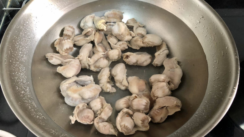 酸豆角炒鸡胗➕ 呼童烹鸡酌白酒,锅洗净重新加水,放入鸡肫