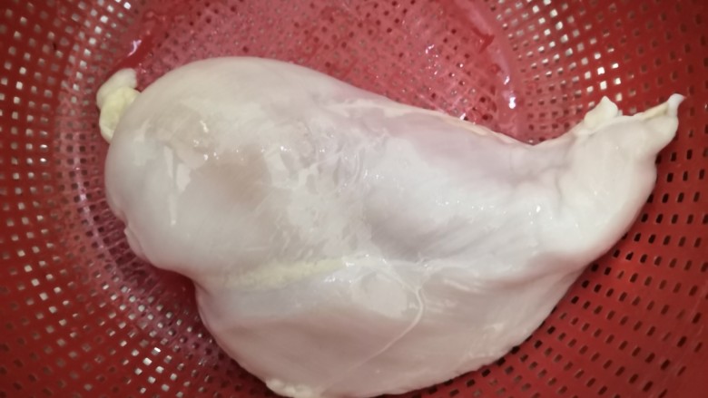 手撕鸡胸肉,洗干净的鸡胸肉,捞出,沥干水份备用