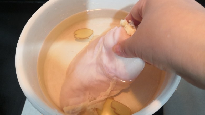 手撕鸡胸肉,把鸡胸肉,放入锅中,大火烧煮
