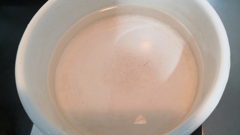 手撕鸡胸肉,上锅,加水