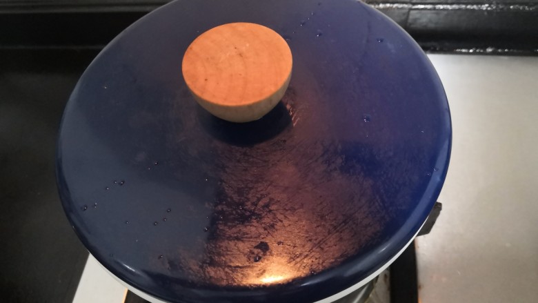 手撕鸡胸肉,小火焖5分钟,关火,用余温把鸡胸肉,彻底焖熟