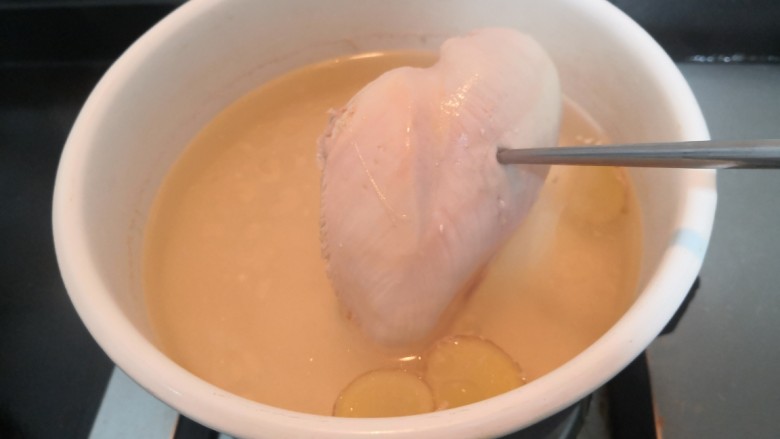 手撕鸡胸肉,用筷子,轻松插入鸡胸肉,里面无血水和红色肉,即可捞出