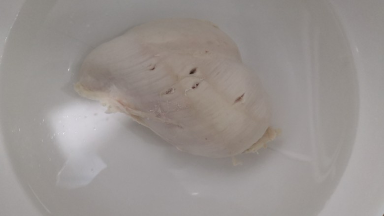 手撕鸡胸肉,捞出的鸡胸肉,放冰水中过凉
