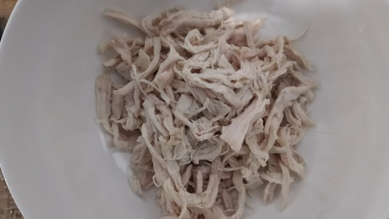 手撕鸡胸肉,把鸡胸肉,放入大碗中