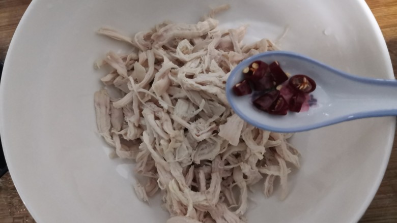 手撕鸡胸肉,加入小米辣