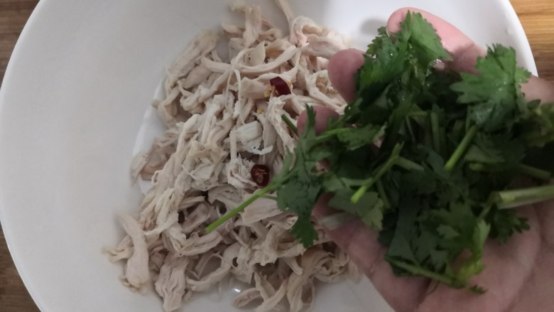 手撕鸡胸肉,放入香菜