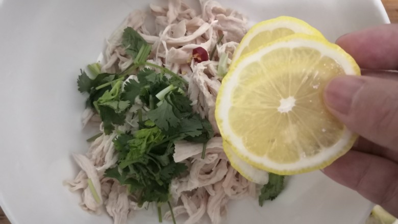 手撕鸡胸肉,放入柠檬片