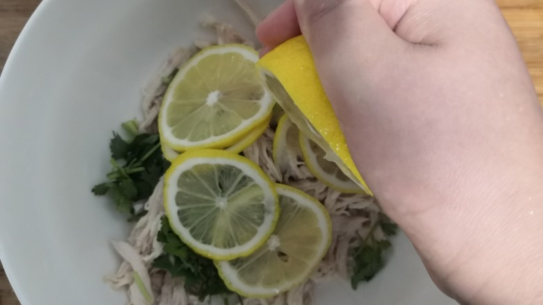 手撕鸡胸肉,挤入,半个柠檬汁