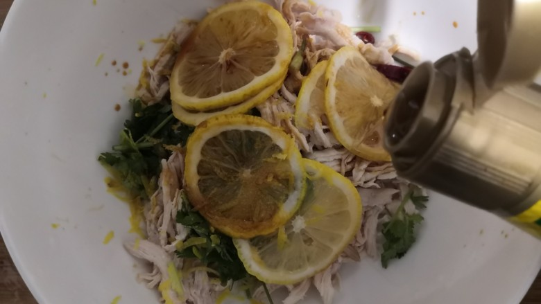 手撕鸡胸肉,加入亚麻籽油