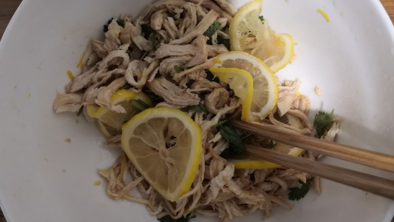 手撕鸡胸肉,用筷子,搅拌均匀