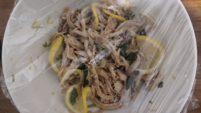 手撕鸡胸肉,搅拌好后,包好保鲜膜,冷藏腌制半小时