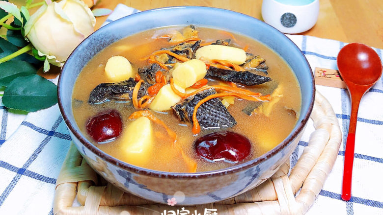 虫草花乌鸡汤,营养滋补的虫草花乌鸡汤就上桌了!