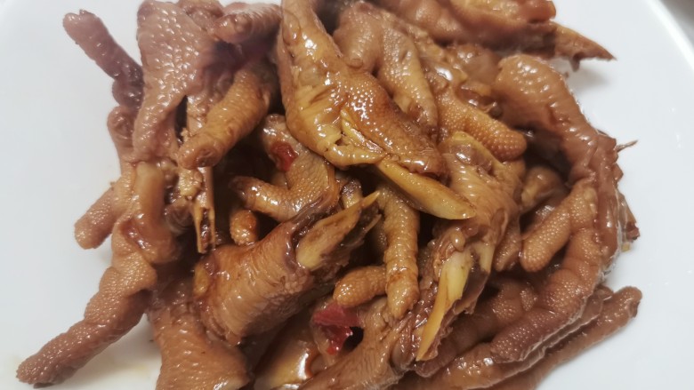 香辣卤鸡爪,泡好了捞起来就可以吃啦（想要更入味可以泡久一点）
