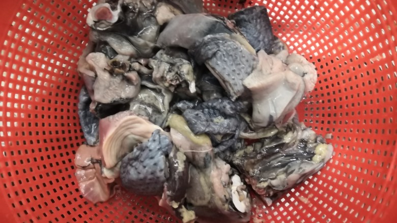 虫草花乌鸡汤,把乌鸡,清洗干净,备用