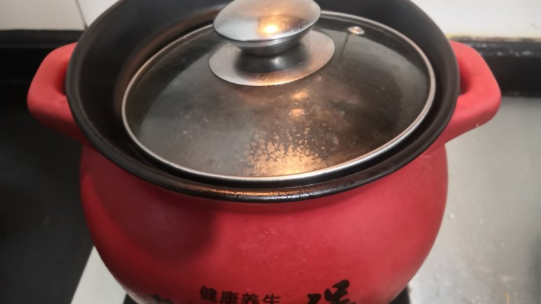 虫草花乌鸡汤,大火烧煮开后,关小火煲40分钟