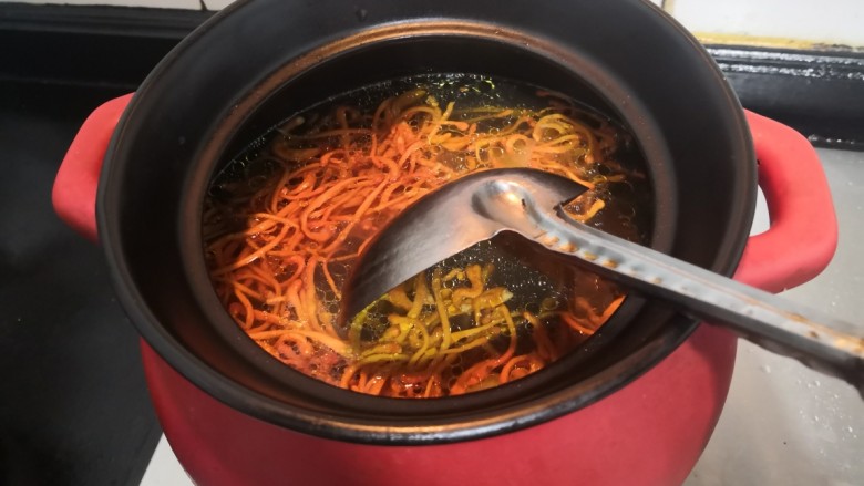 虫草花乌鸡汤,搅拌均匀,大火烧煮开