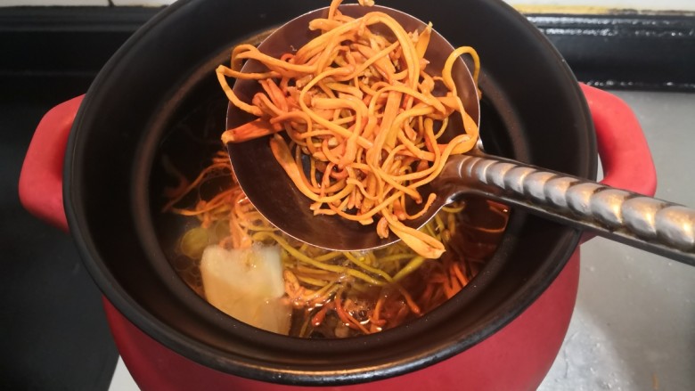 虫草花乌鸡汤,时间到,加入虫草花