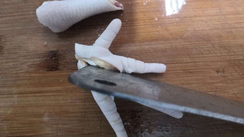 香辣卤鸡爪,如图,把鸡脚部分,再次,剁成两份