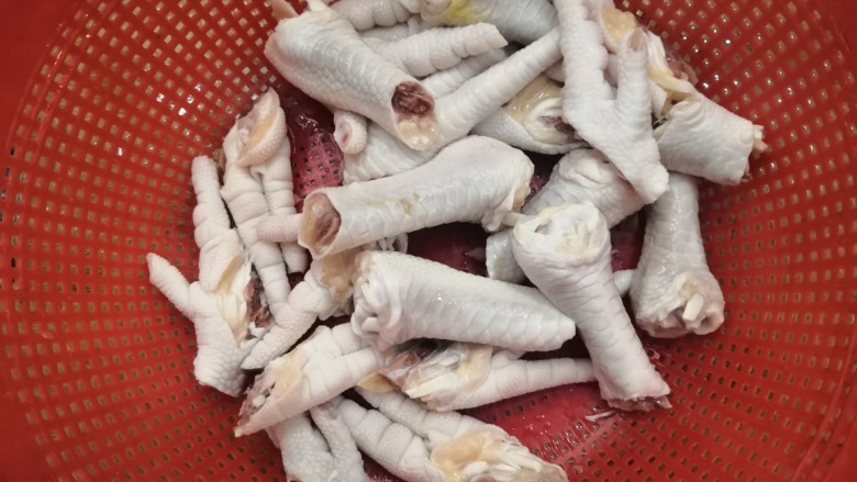 香辣卤鸡爪,鸡爪剁好后,再次清洗干净