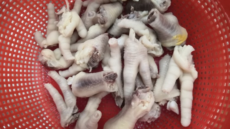 香辣卤鸡爪,鸡爪焯好后,再次清洗一边