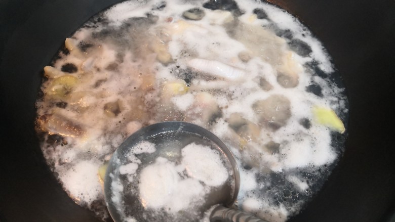 香辣卤鸡爪,大火烧煮,途中,撇去浮沫