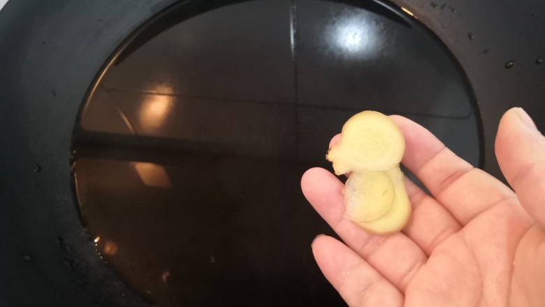 香辣卤鸡爪,另起锅,加水,放入姜3片