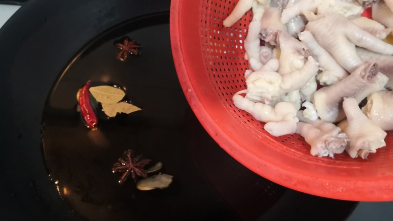 香辣卤鸡爪,把鸡爪,倒入