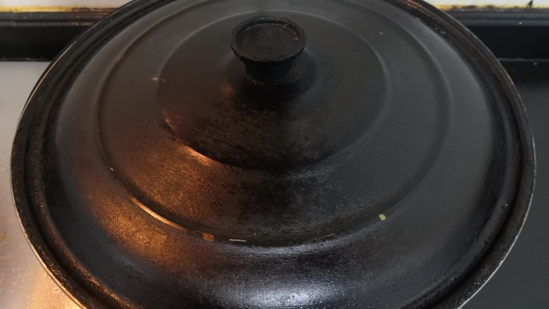 香辣卤鸡爪,煮开后,盖上锅盖,中小火煮8分钟