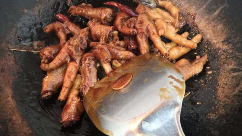 香辣卤鸡爪,时间到,开盖,大火收汁后,关火