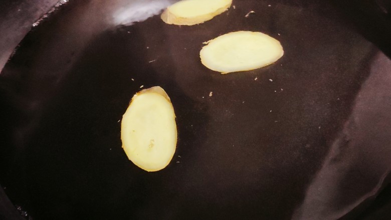 凉拌鸡胗,锅中倒入凉水,放入姜片
