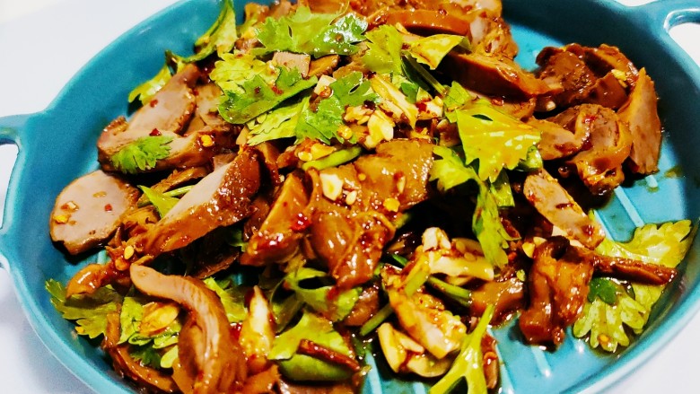 凉拌鸡胗,搅拌均匀倒入盘中