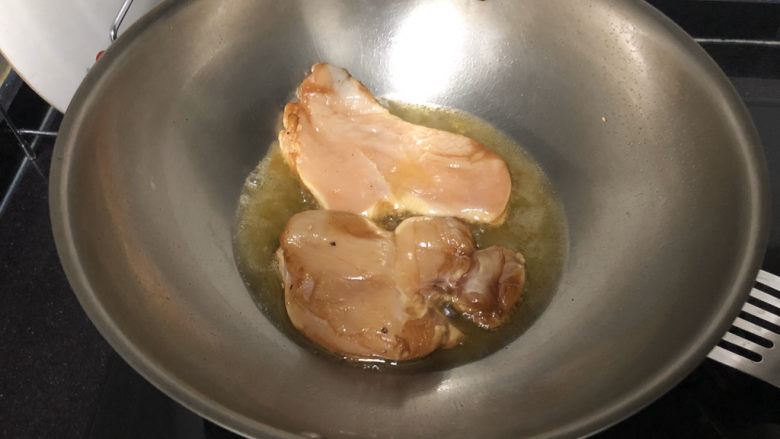 照烧鸡胸肉➕绿地团花红锦障,热锅冷油,油温热,厨房纸巾吸去鸡胸水分,棋盘面向下,小火煎制