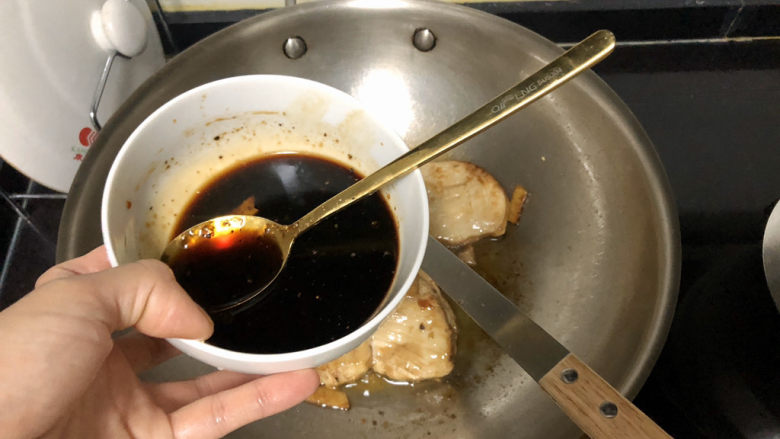 照烧鸡胸肉➕绿地团花红锦障,煎到两面焦黄,棋盘面朝下倒入照烧汁