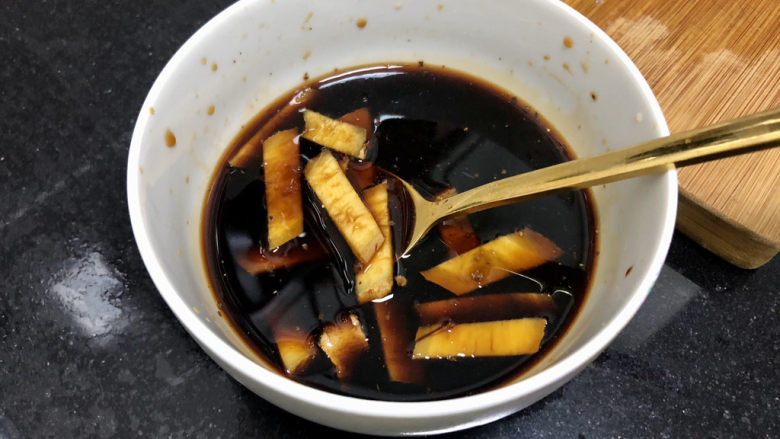 照烧鸡胸肉➕绿地团花红锦障,加入姜片,小半碗清水