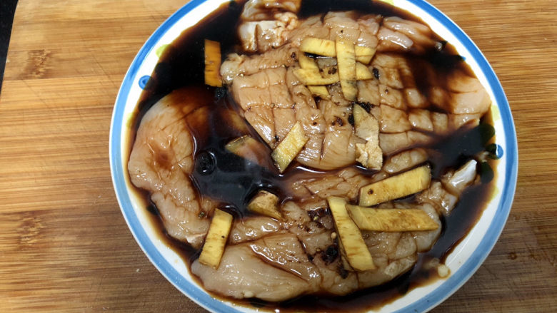 照烧鸡胸肉➕绿地团花红锦障,腌汁倒入鸡胸上,腌制半小时