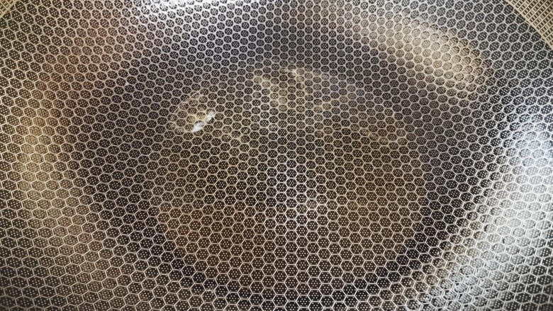 酸豆角炒鸡胗,起锅烧热,加适量食用油
