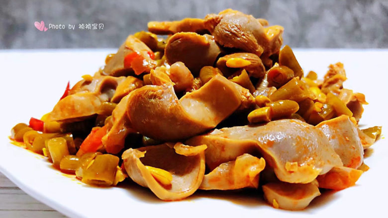 酸豆角炒鸡胗,酸辣可口的酸豆角炒鸡胗装入盘中就大功告成了