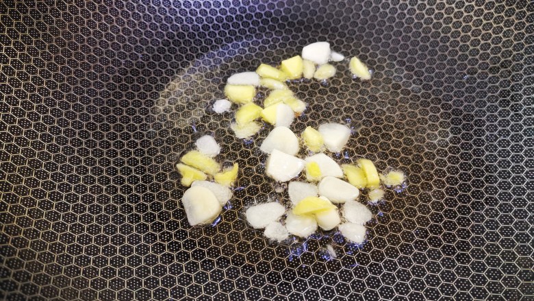 丝瓜炒毛豆,起锅烧热加适量食用油,加入姜蒜爆香