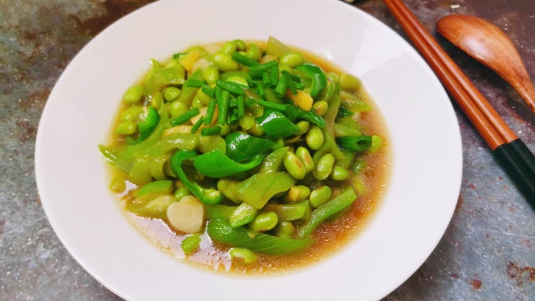 丝瓜炒毛豆,装盘,撒上葱花,即可上桌开吃