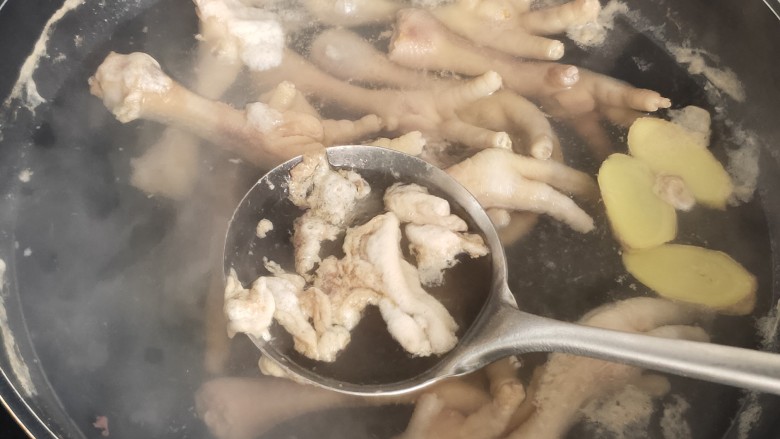 百香果柠檬鸡爪,水开撇去浮沫,煮20分钟,捞出过一下凉水
