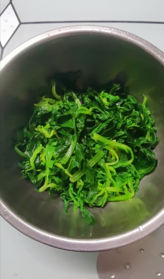 凉拌芹菜叶,放入盘里